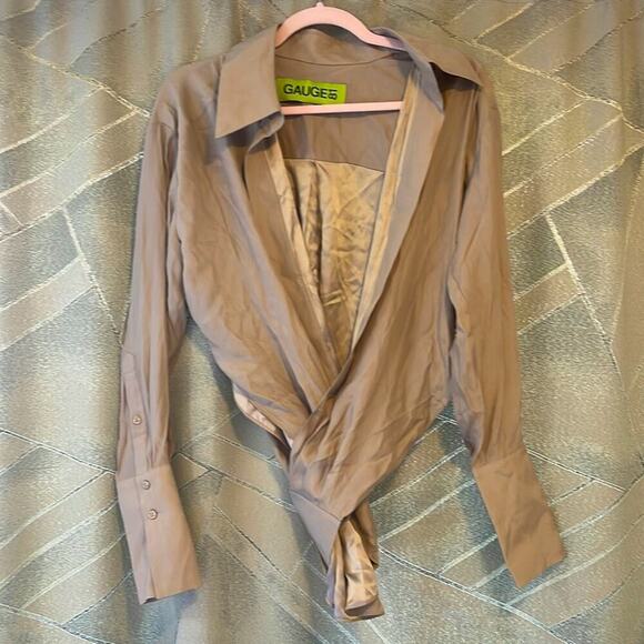 GAUGE81 Sabinas Silk Top in Quicksand XS - Picture 5 of 7